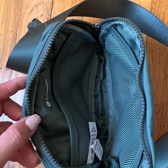 Lululemon Everywhere Belt Bag 1L - Picture 4 of 4